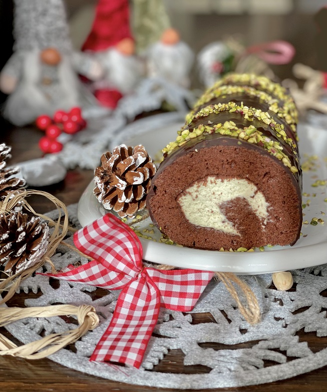 Cake roll on plate cake with rosemary on table, sponge cake roll slices  sweets dessert cream roll vanilla snacks and food concept - Swiss Roll Cake  14943867 Stock Photo at Vecteezy