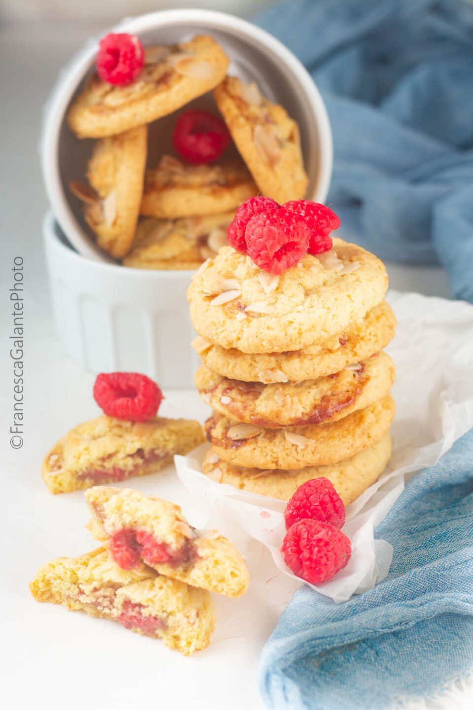 Super fast raspberries cookies with almond flakes