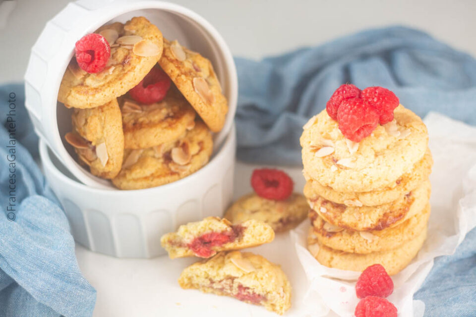 Super fast raspberries cookies with almond flakes