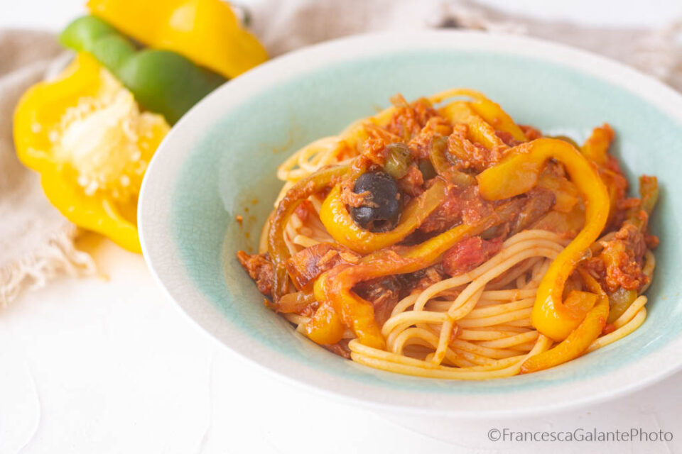 Spaghetti with peppers sauce, tuna and olives