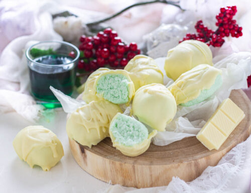 Snow balls with mint and white chocolate