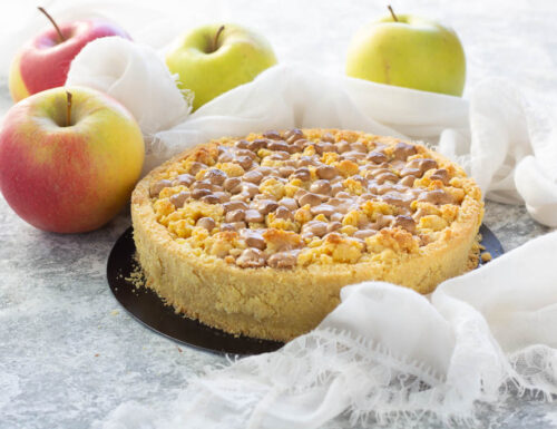 Crumbled pie with apple and golden chocolate