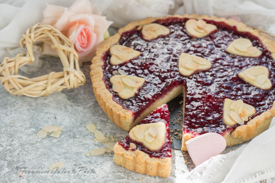 Golous and crumbly San Valentine pie