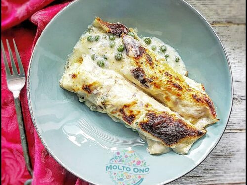 Crepes manicotti with ham and peas