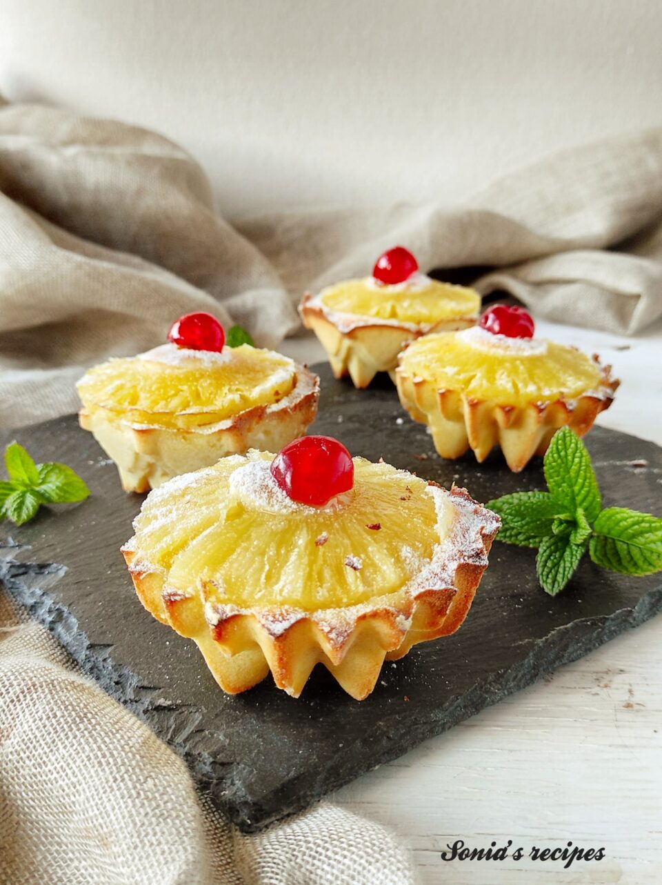 Mini cake with pineapple
