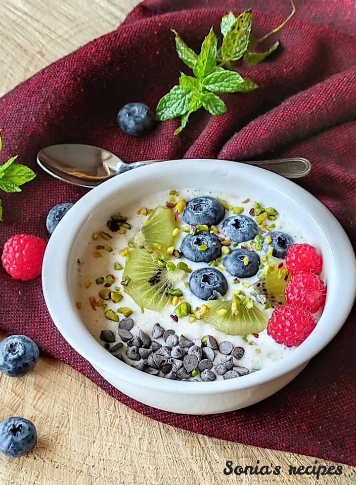 Porridge vanilla yogurt and fruit