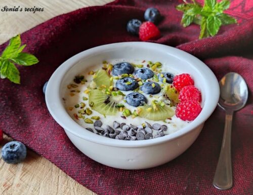 Porridge vanilla yogurt and fruit