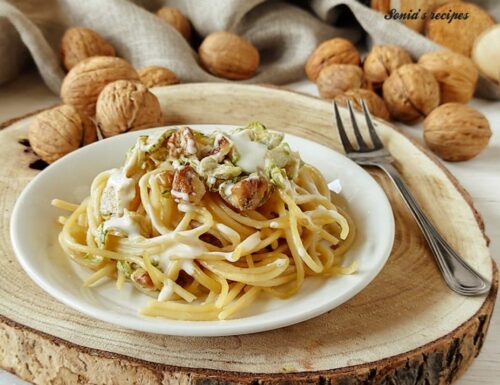 Spaghetti with zucchini and walnuts