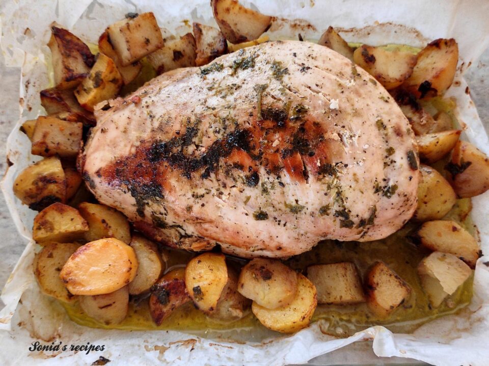 Turkey breast stewed with spices with crispy potatoes