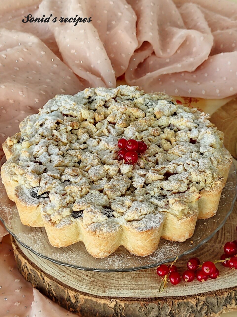 Crumb tart with berries