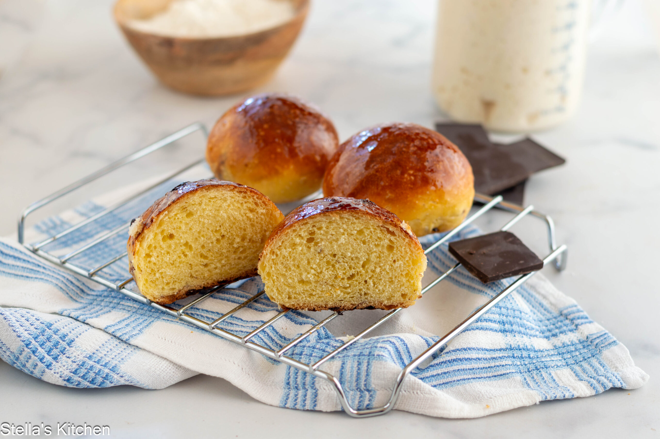 Sweet sourdough bread rolls
