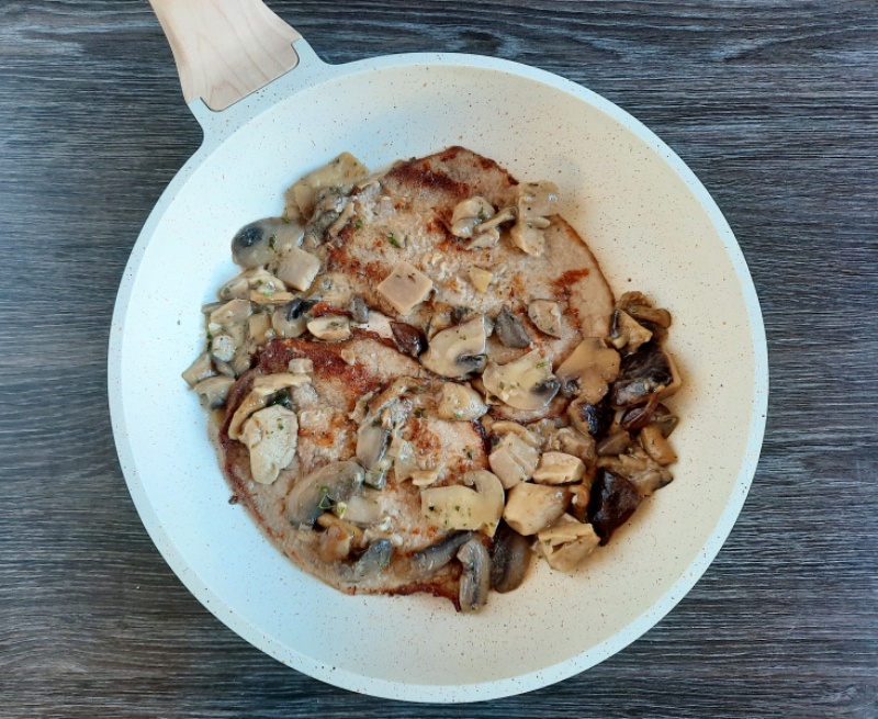 Veal escalopes with mushrooms