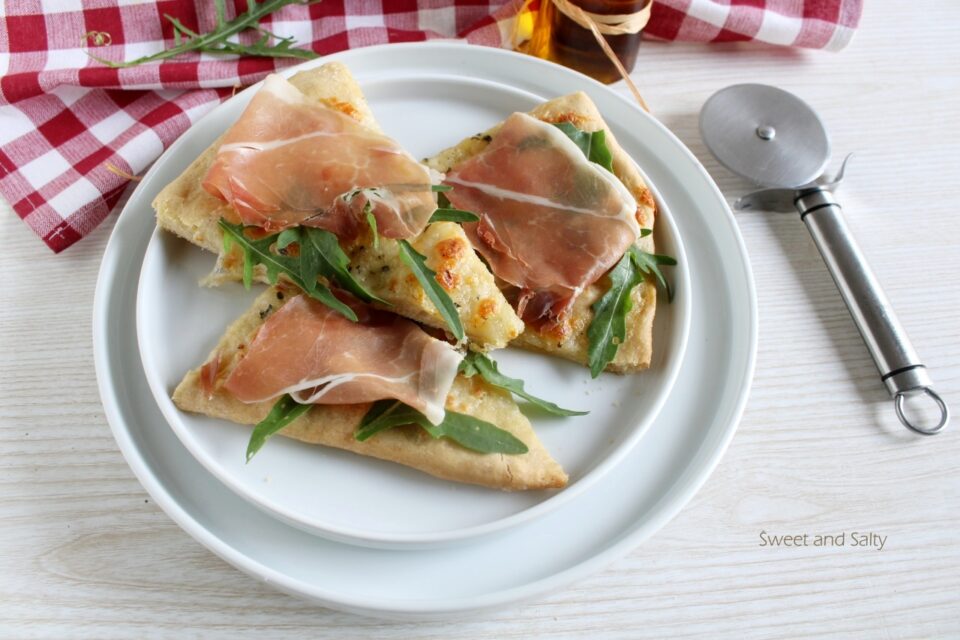 Quick focaccia with prosciutto stracchino cheese and rocket