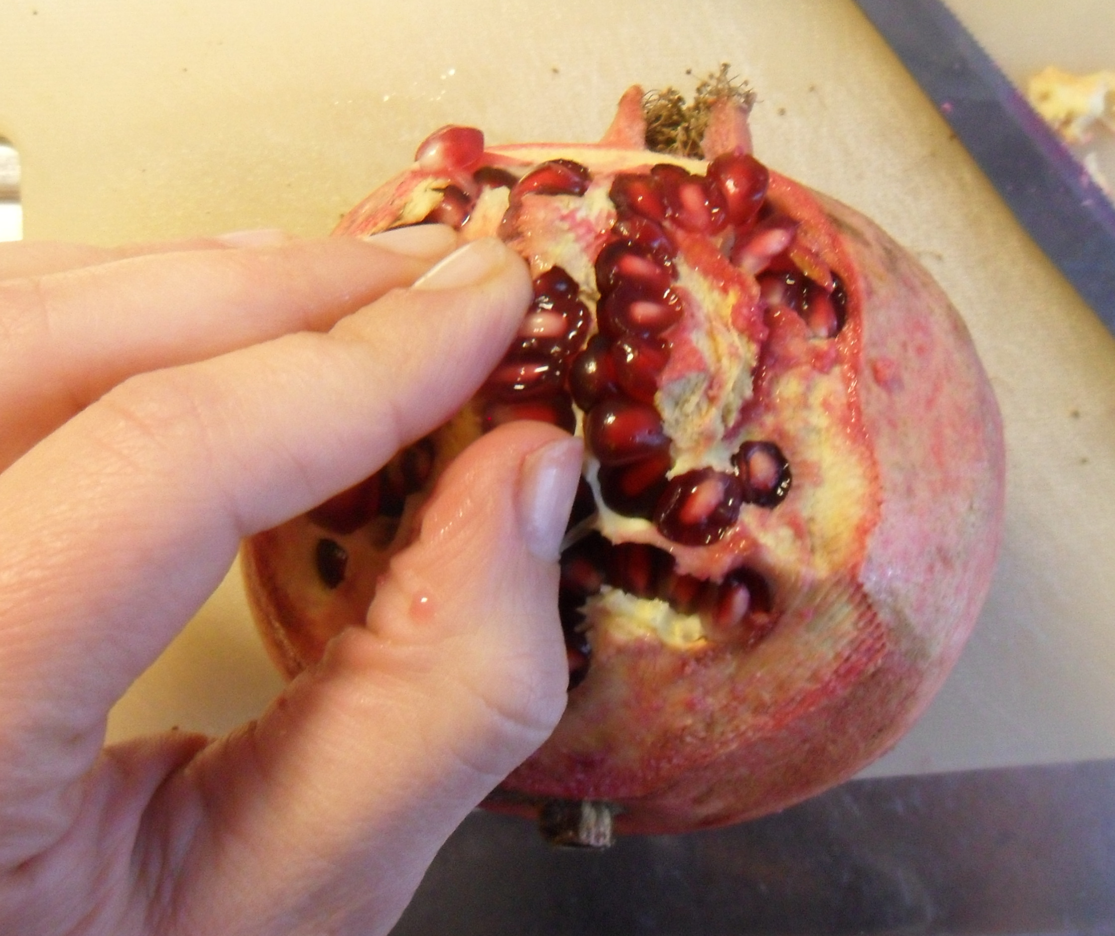 how to peel pomegranate for a winter sangria