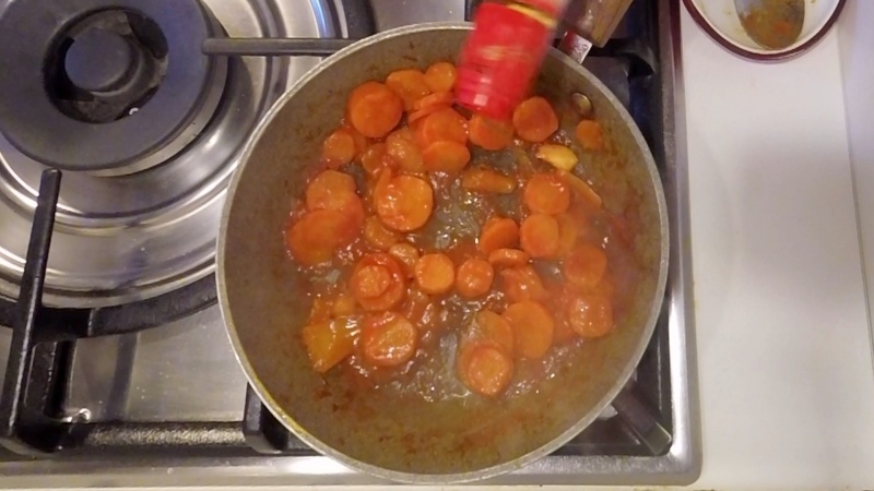 adding vinegar to the carrot sauce