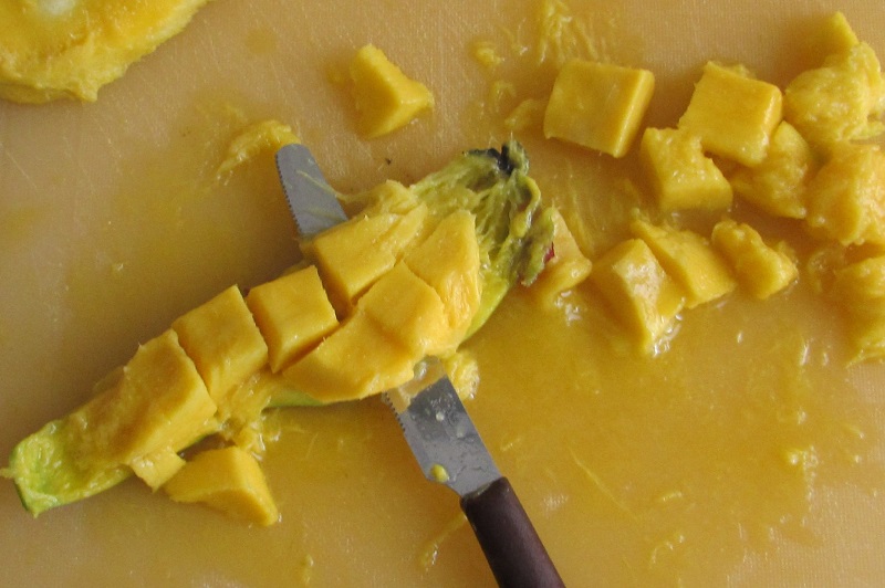 how to cut mango in cubes for mango chicken salad
