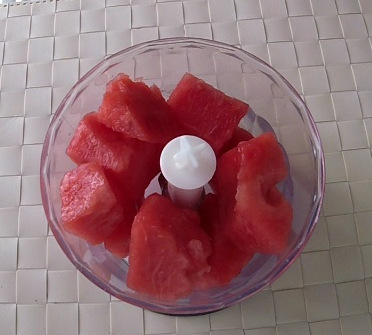 cut the watermelon in cubes for the granita