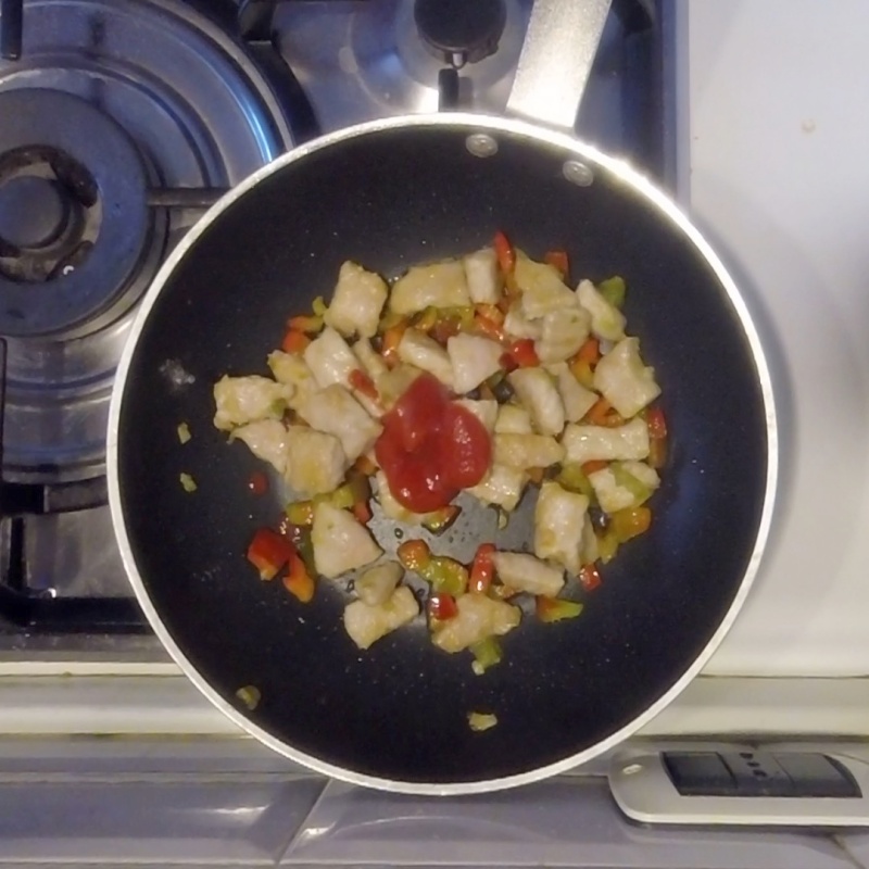 add tomato past to chinese kung pao pork