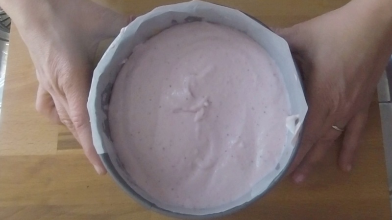 pour the strawberry mousse on the biscuit base