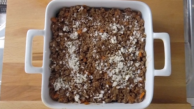 third layer of greek moussaka: grounded meat sauce