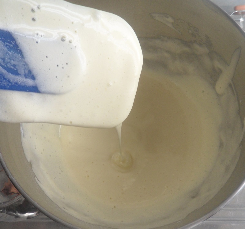 mix flour and eggs slowly fom the bottom to the top for spongecake