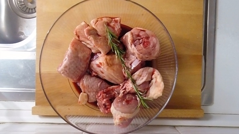 prepare the marinade for the Italian chicken cacciatore