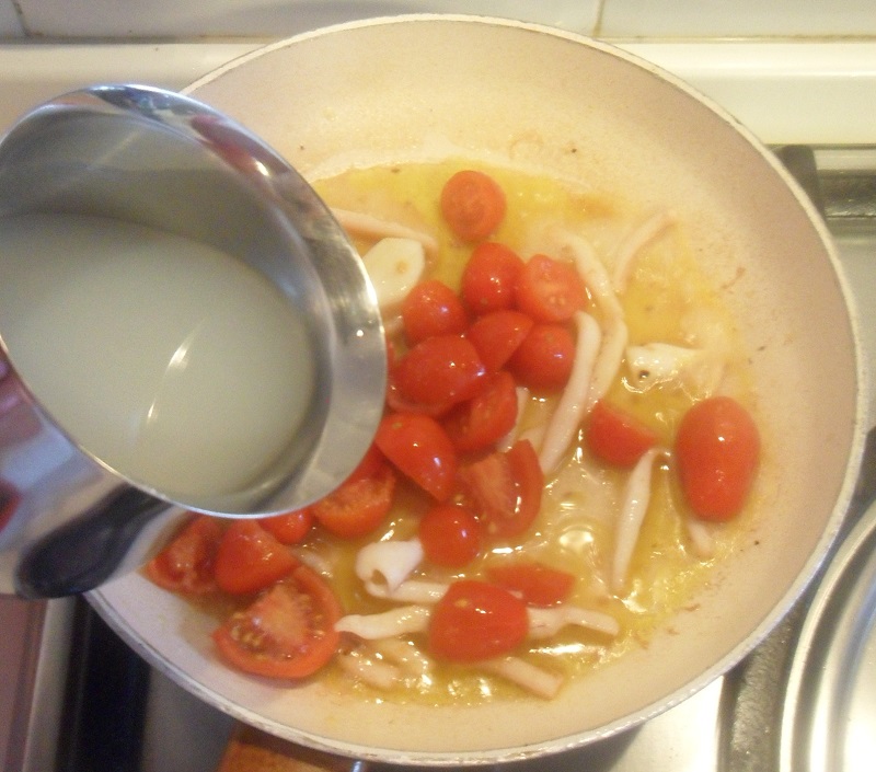 prepare the italian seafood pasta sauce using cherry tomatoes