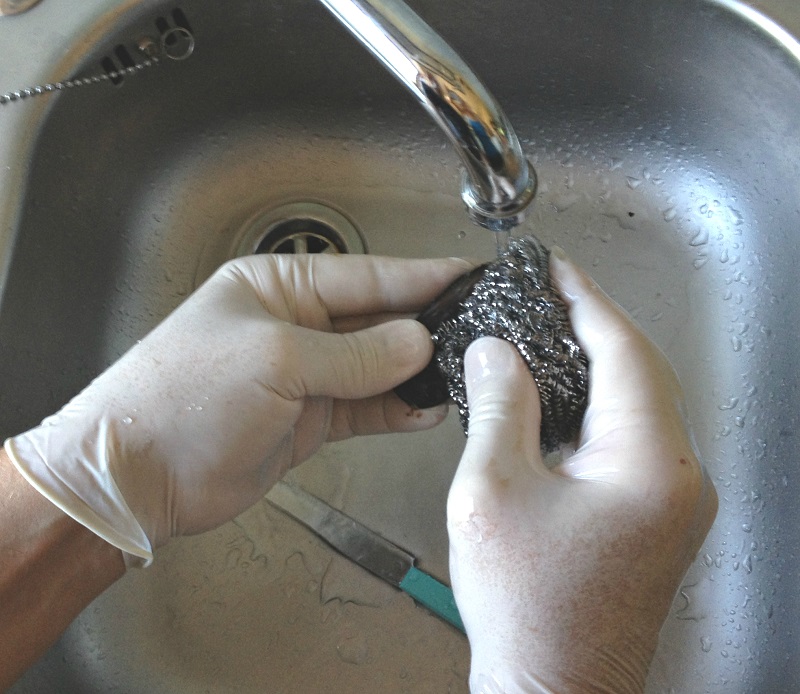 clean the shells of the mussels with a steel sponge