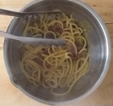 mix the pasta with the yolks sauce for the authentic spaghetti carbonara