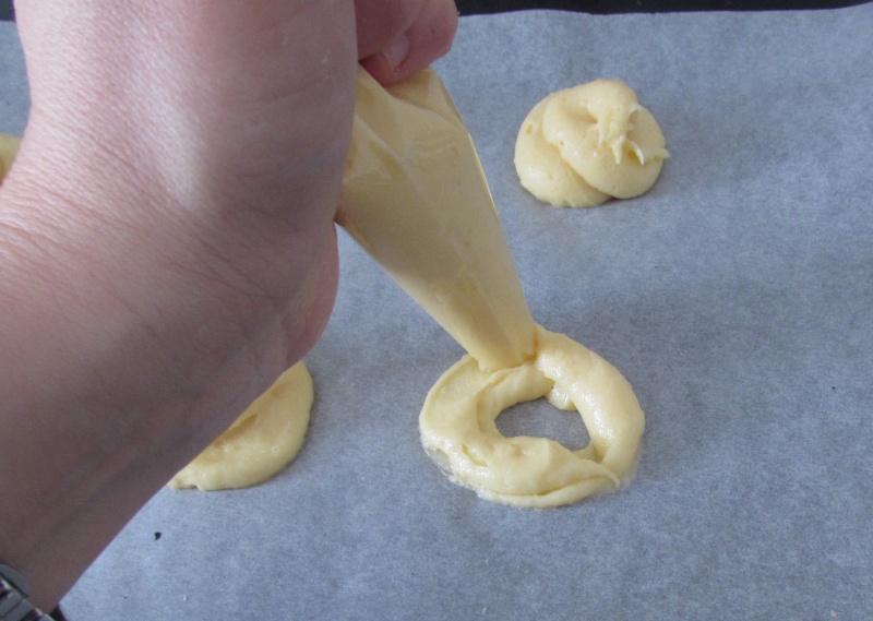 how to make cream puffs with pastry bag