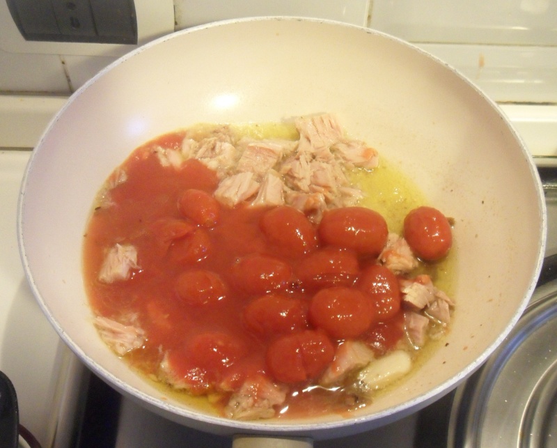 add canned tomato to canned tuna for the pasta with tuna and tomato sauce