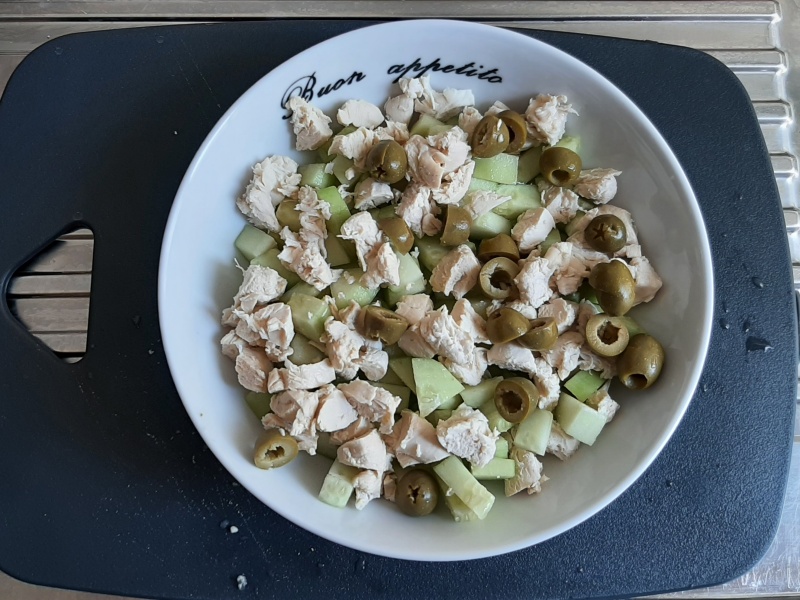 mix all the ingredients for the chicken salad with cucumbers