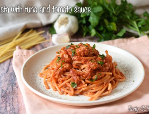 Pasta with tuna and tomato sauce