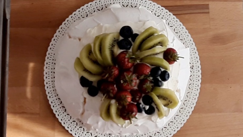 how to garnish the classic pavlova cake with fresh fruit