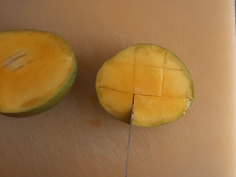 cut the mango pulp