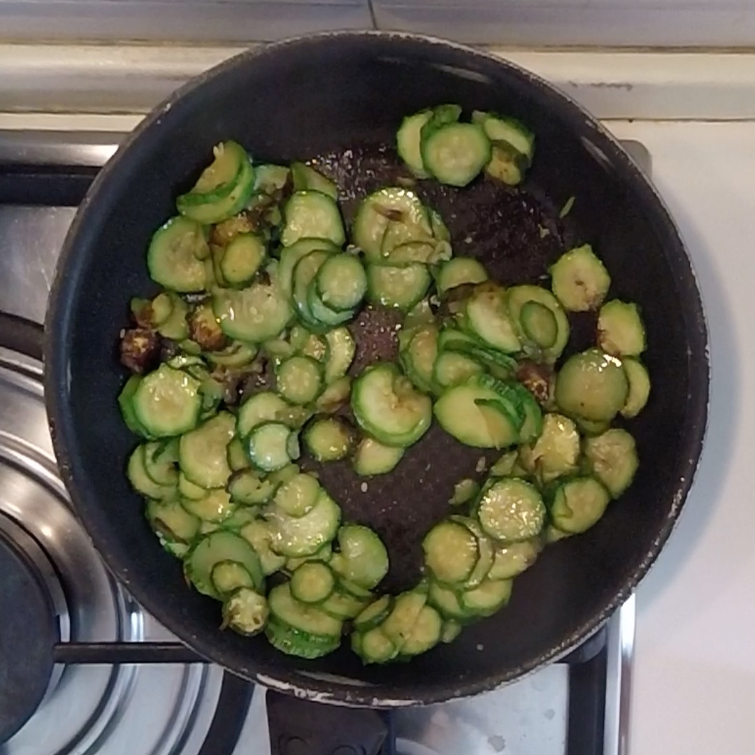 cook the zucchini for the zucchini and sausage savory pie