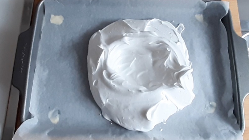 how to shape the meringue base of pavlova cake