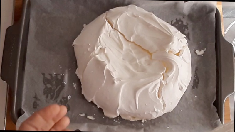 how to bake the pavlova cake base with the meringue remaining white