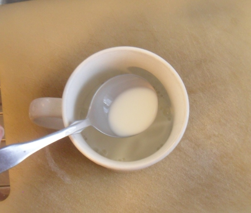 dissolve the cornstarch in the cold milk to prepare the microwave pastry cream