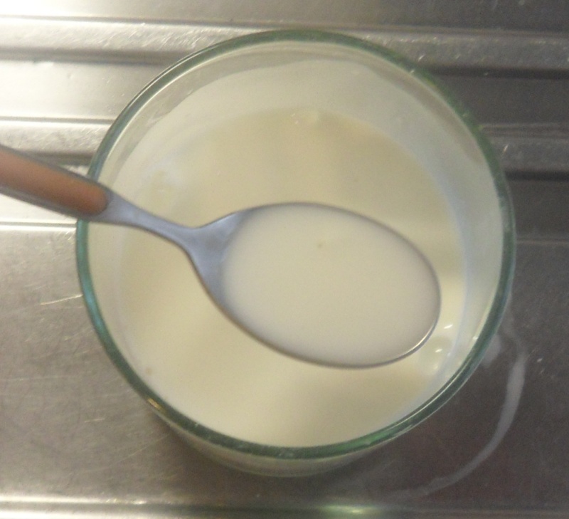 dissolve the cornstarch in the milk to make the Italian blancmange