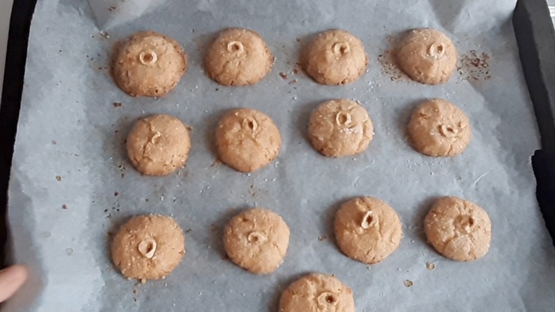 the flourless hazelnut cookies are ready