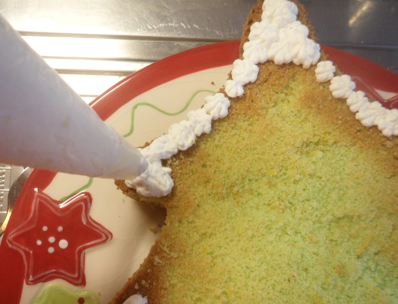 Make small tufts of whipped cream following the profile of the cake
