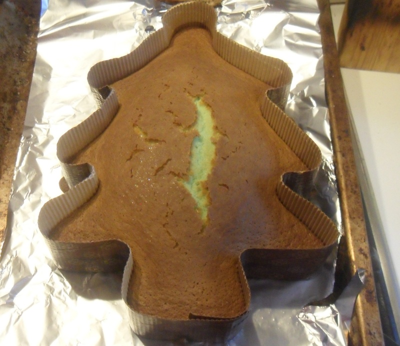 The base of the Christmas tree-shaped cake is ready.