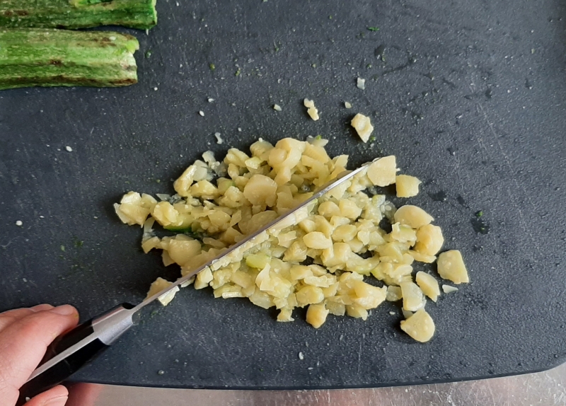 Coarsely chop the courgette pulp
