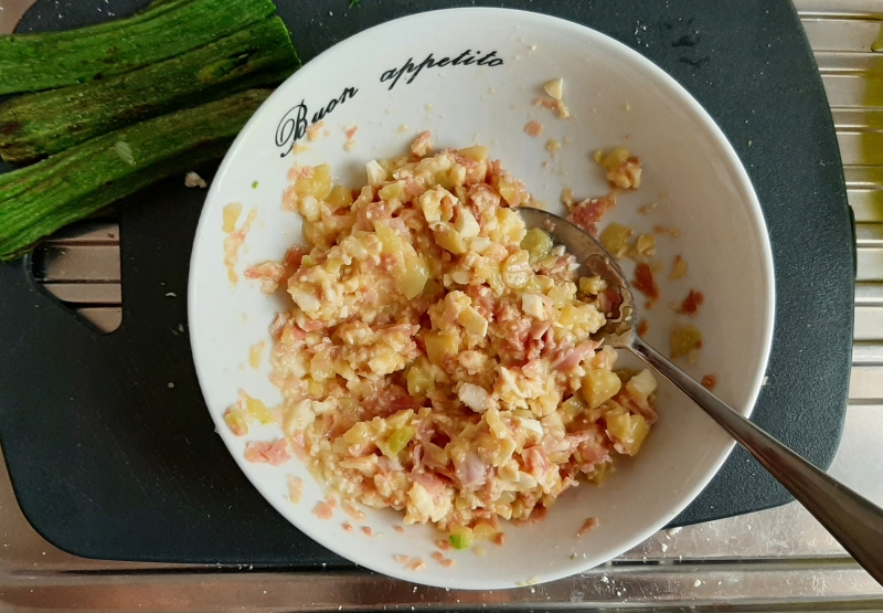 mix the chopped ham, chopped mozzarella and courgette pulp in a bowl
