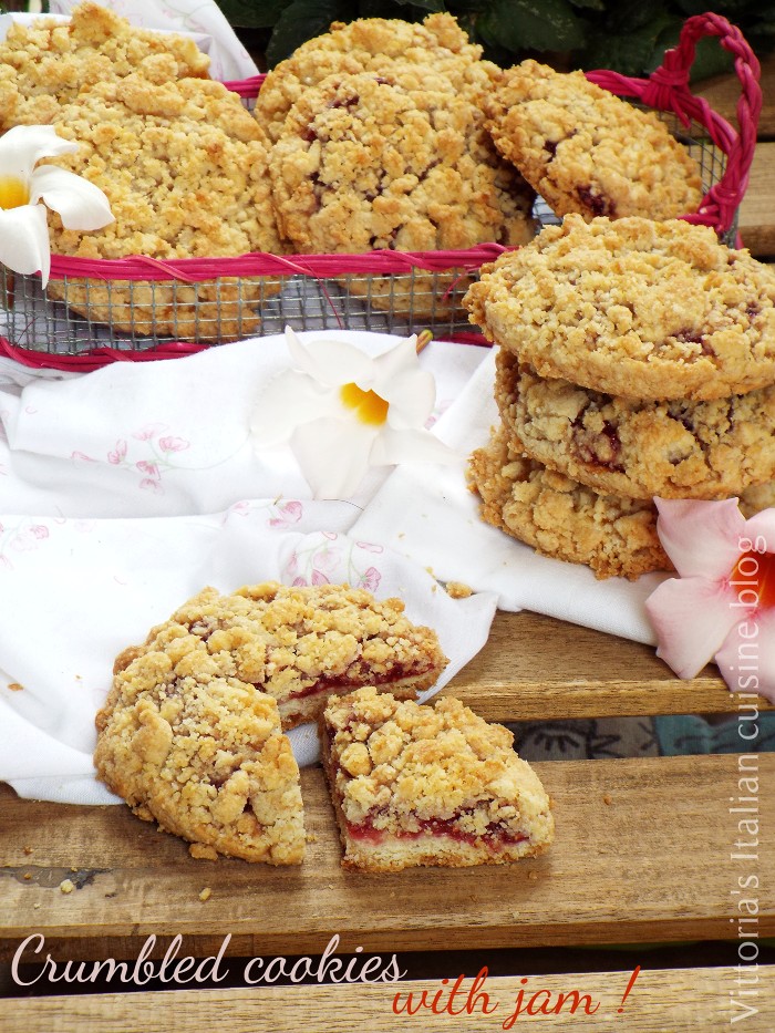 Crumbled cookies with jam