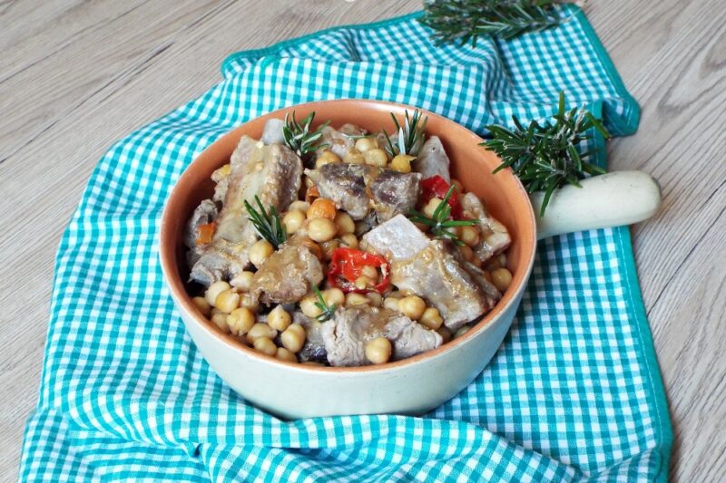 Pork ribs with stewed chickpeas