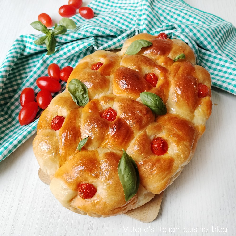 Two-tone savory brioche is one of the most beloved yeast-based preparations in the kitchen, thanks to its softness, versatility, and the possibility of making it in countless variations, both sweet and savory.