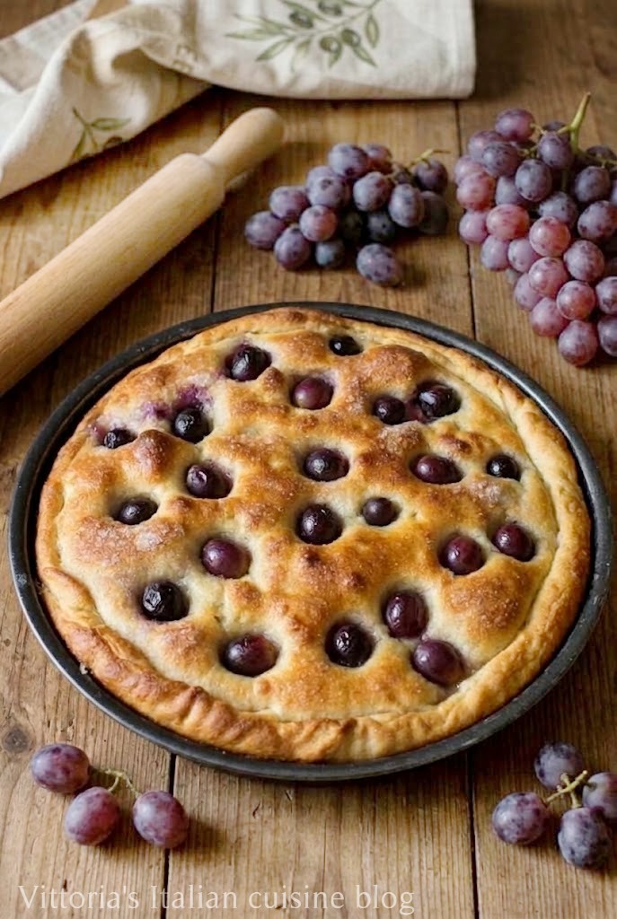 Tuscan Grape Schiacciata: What a Scent of Fall
For an afternoon snack, now that fall is here, you really need a slice of grape schiacciata… and this one, I’ll tell you right now, no one’s taking it away from me!