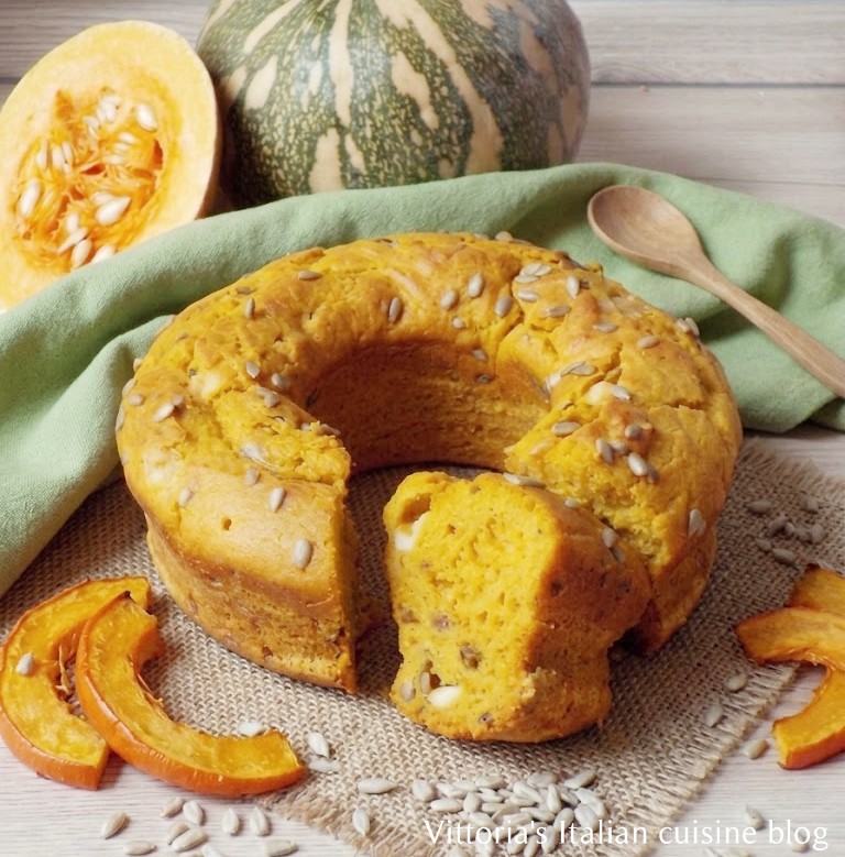 Savoury pumpkin ring cake with olives and cheese: the colours and flavours of autumn